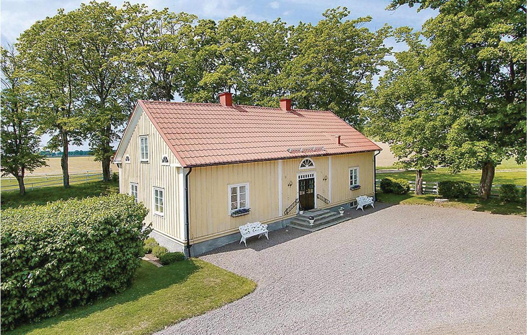 Lovely Home In Motala With Wifi エクステリア 写真